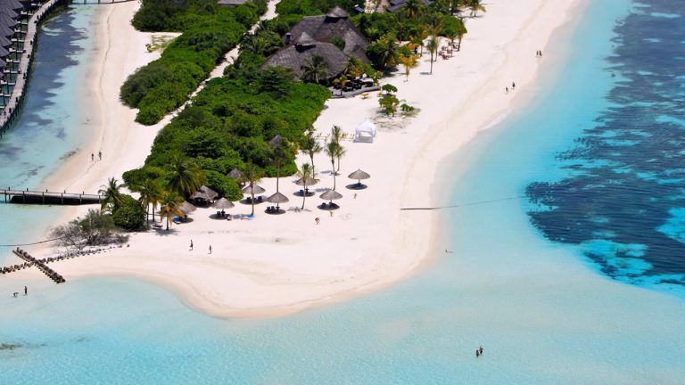 Kuredu, une île située dans l&rsquo;atoll Lhaviyani des Maldives