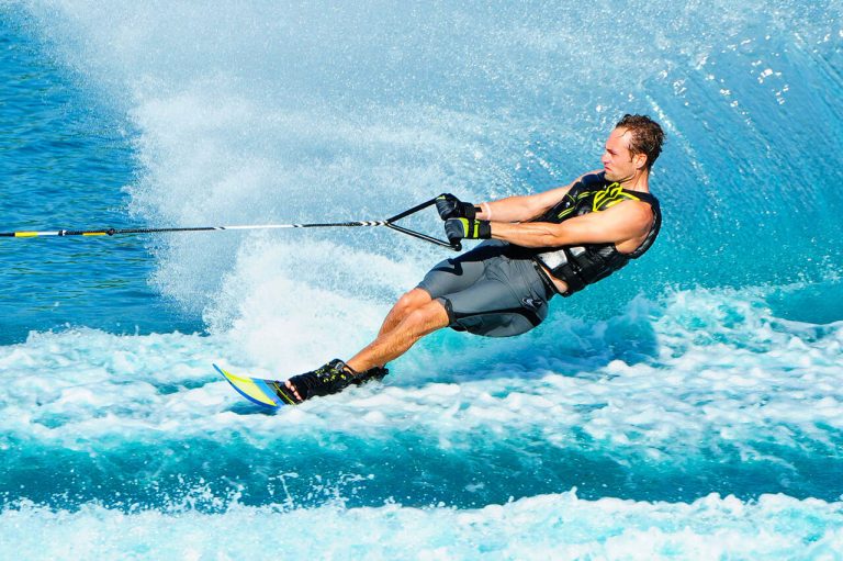 Faire du ski nautique aux Maldives